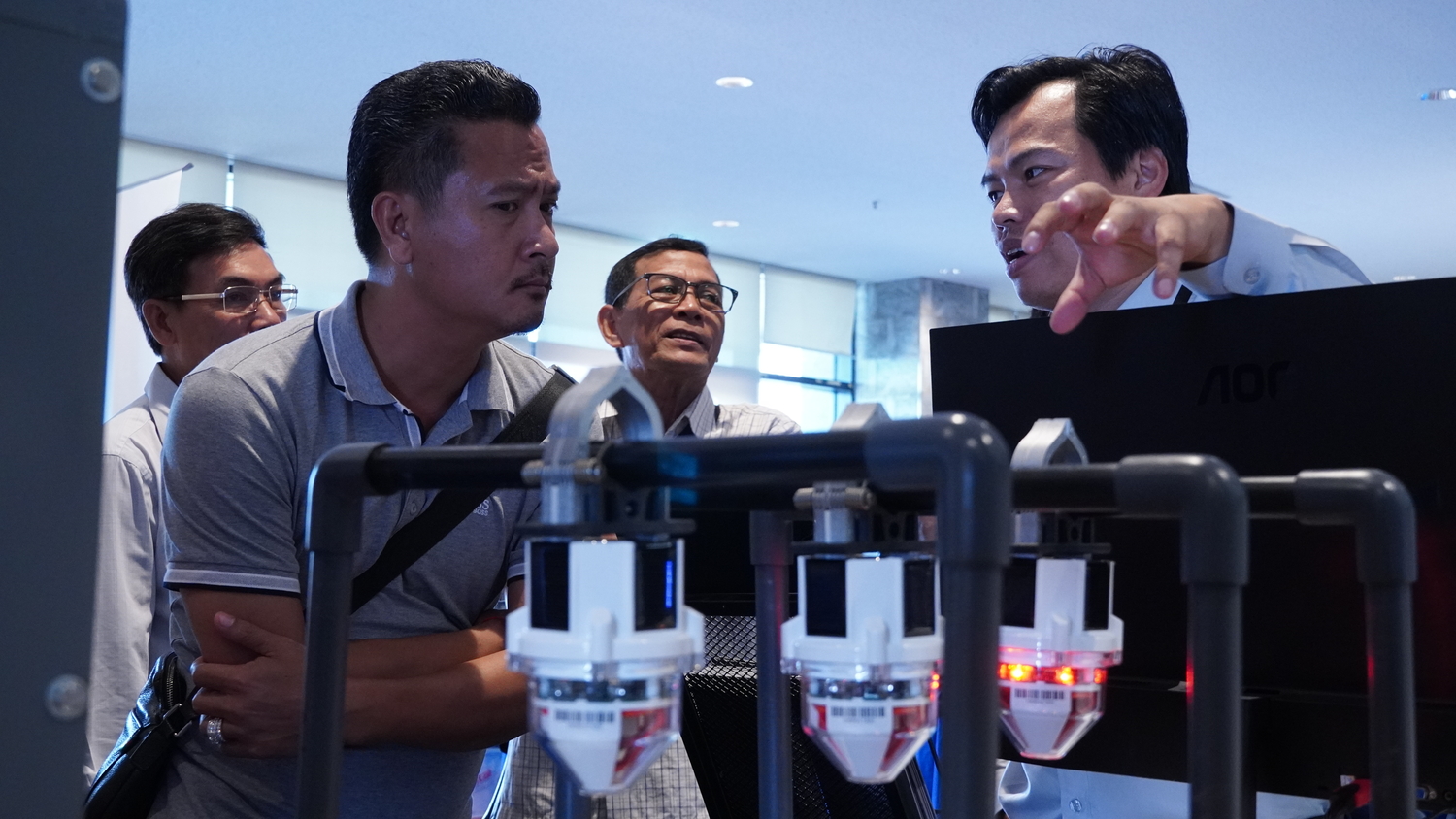 Sales manager informing booth visitor about DRC010 solution
